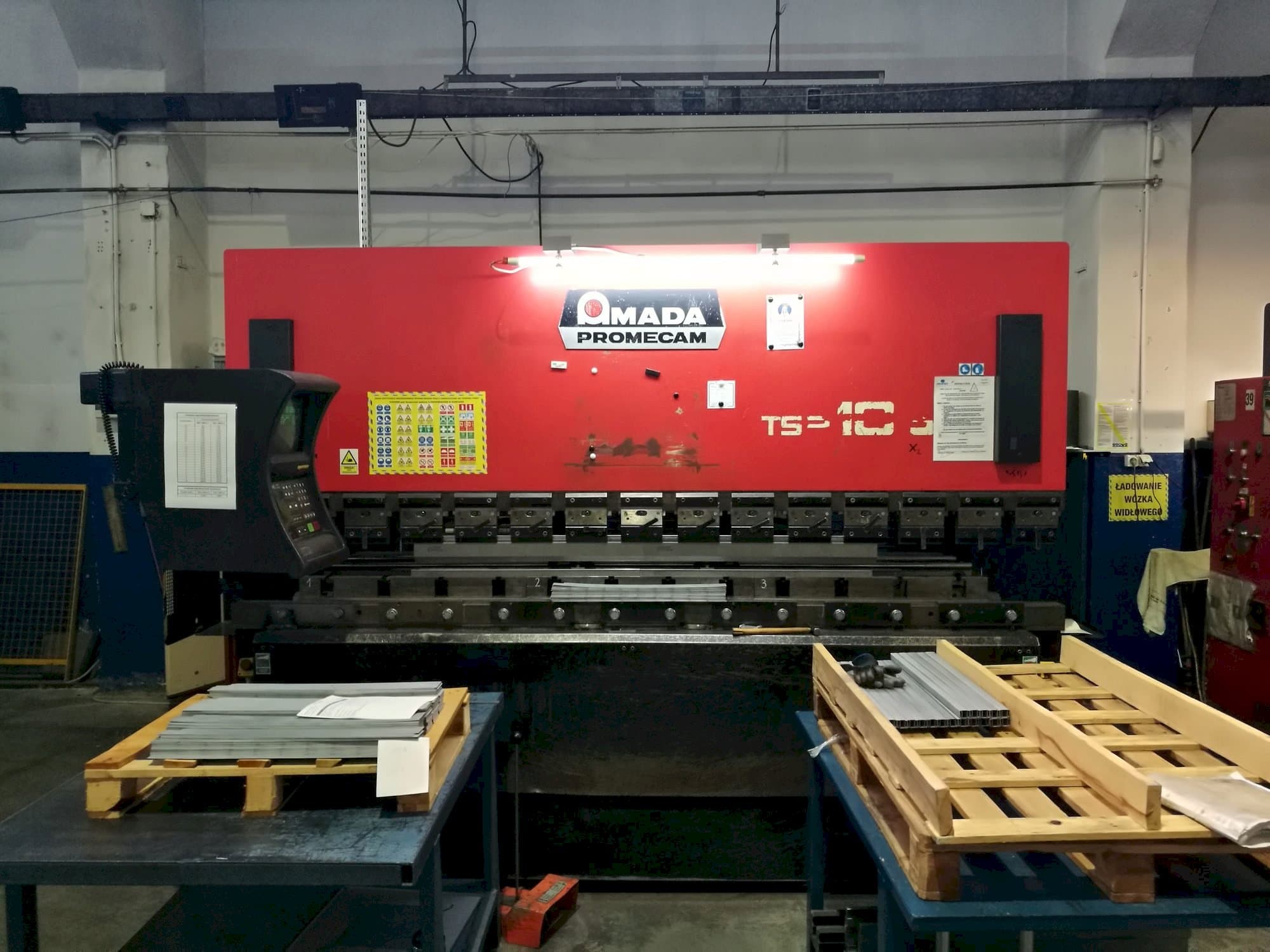 Frontansicht der AMADA ITS2 Maschine