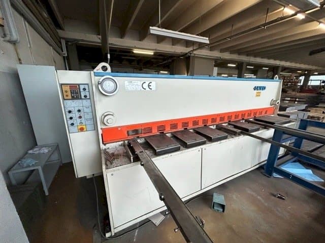 Frontansicht der LVD HST-C 31/6 Maschine
