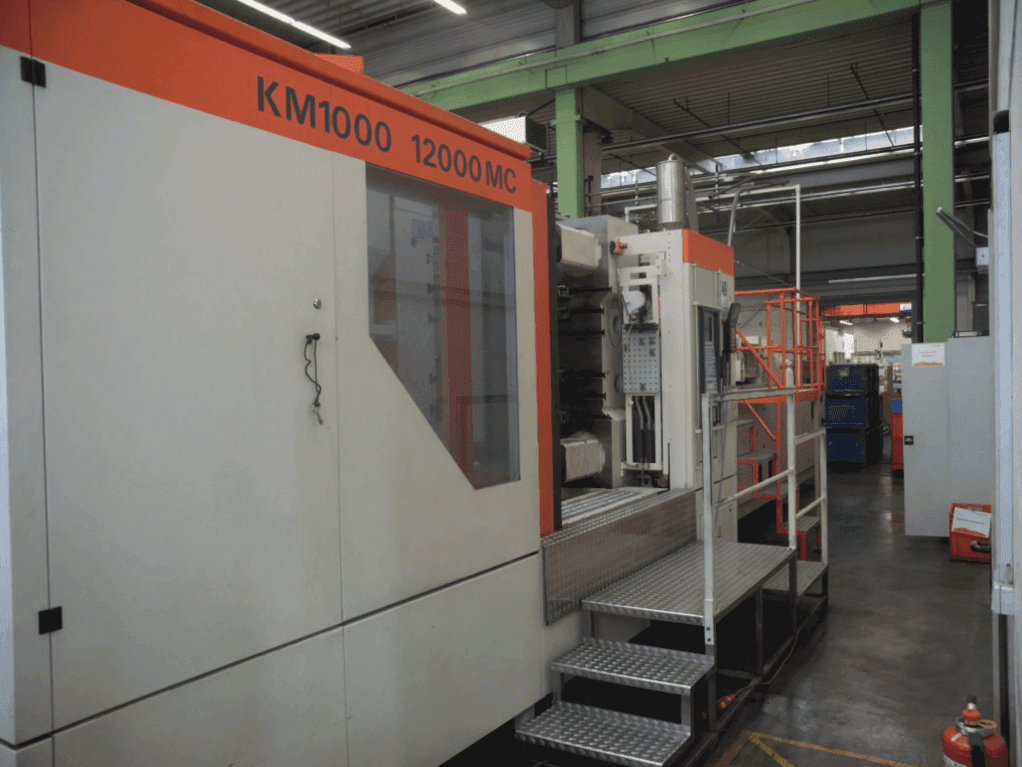 Frontansicht der Krauss Maffei 1000-12000 MC Maschine