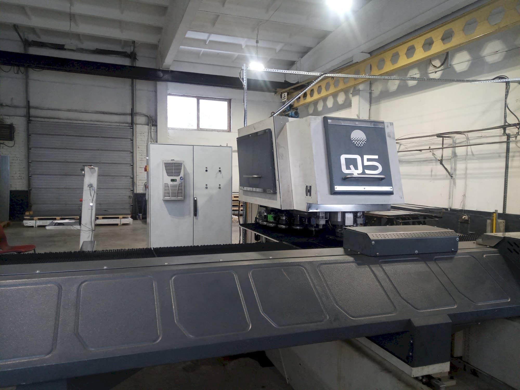 Frontansicht der HACO Q5 – 3030 – 20 I Maschine