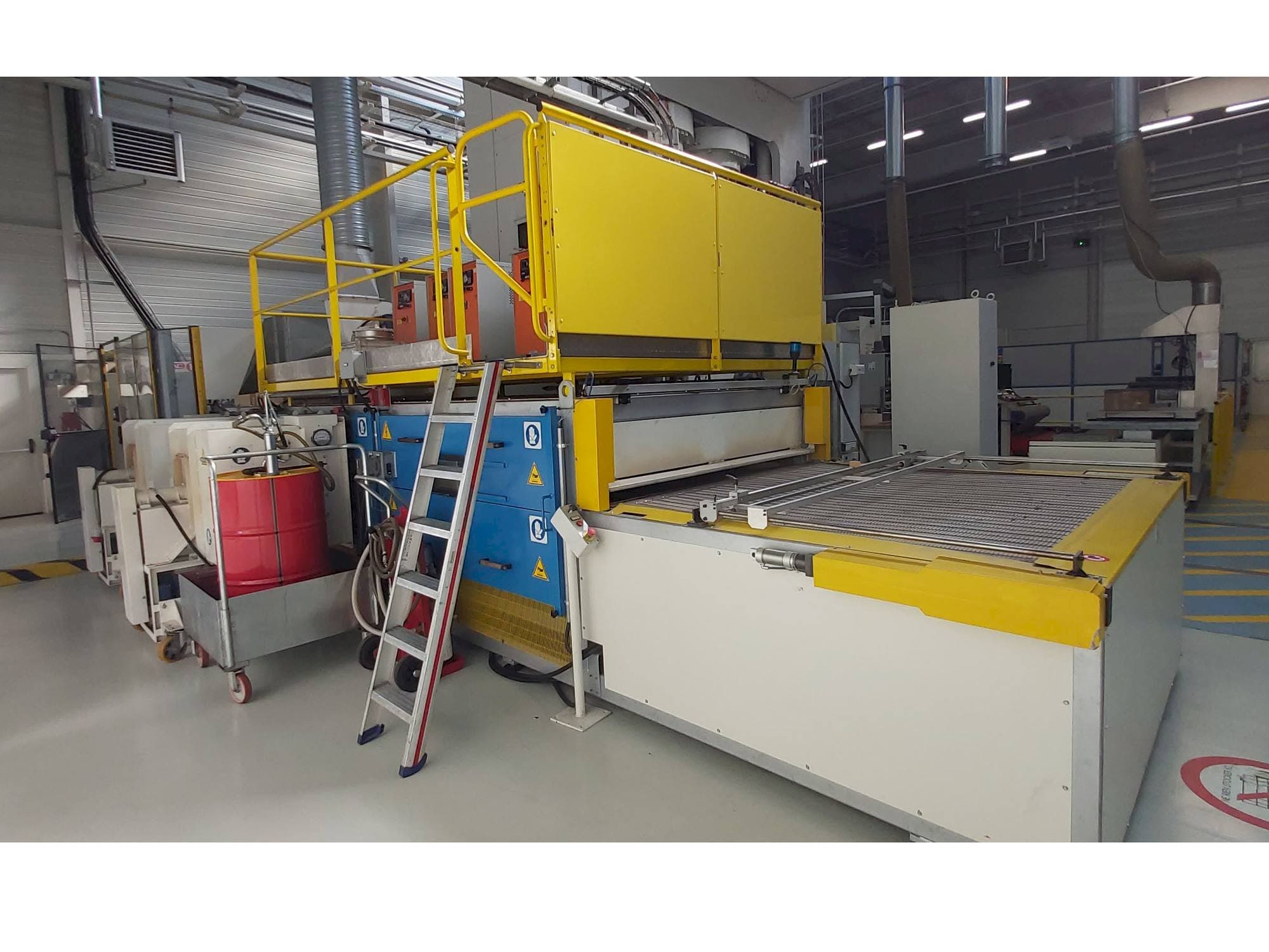 Frontansicht der CANNON PRE PREG OVEN Maschine