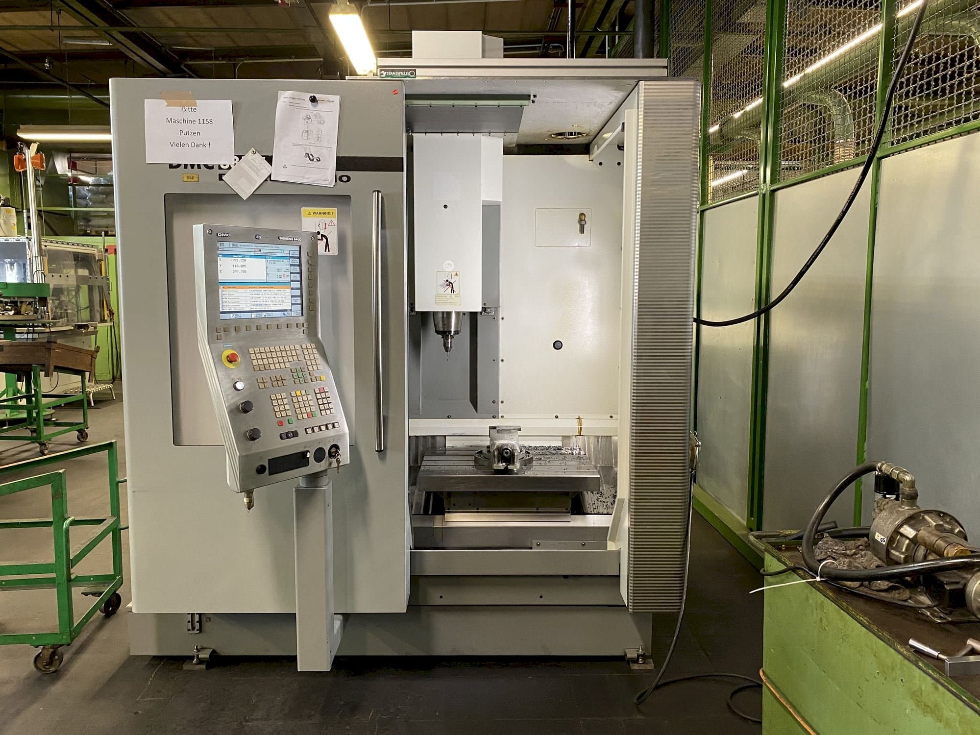 Frontansicht der DECKEL MAHO DMC 635V  Maschine