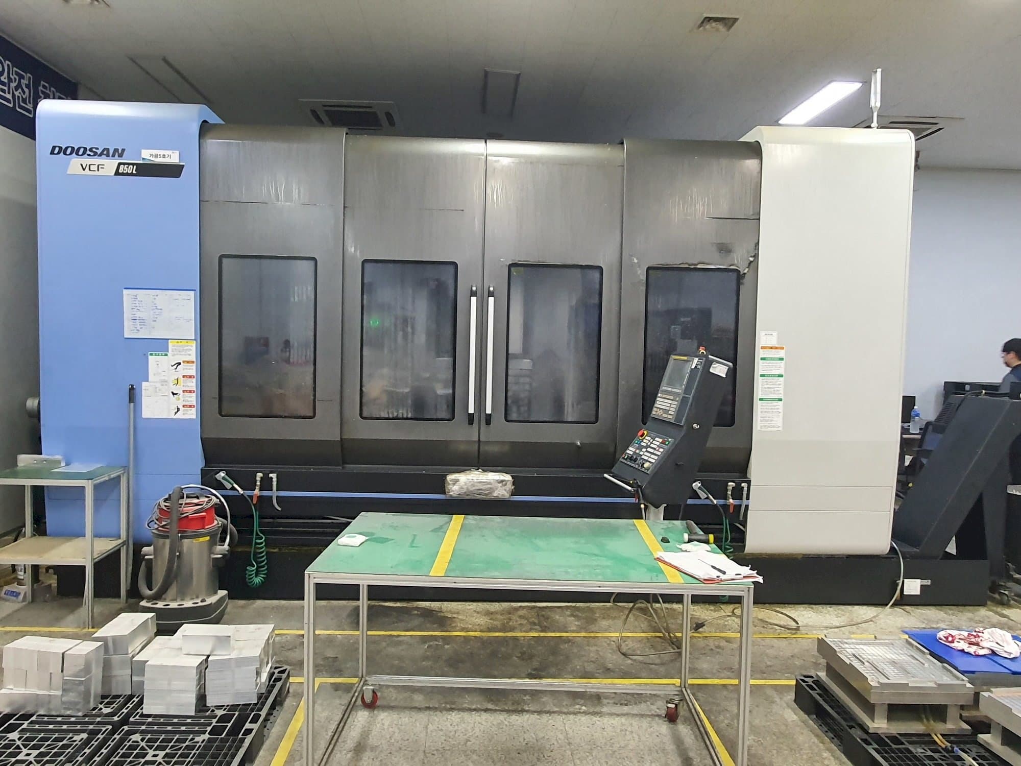 Frontansicht der Doosan VCF850L Maschine