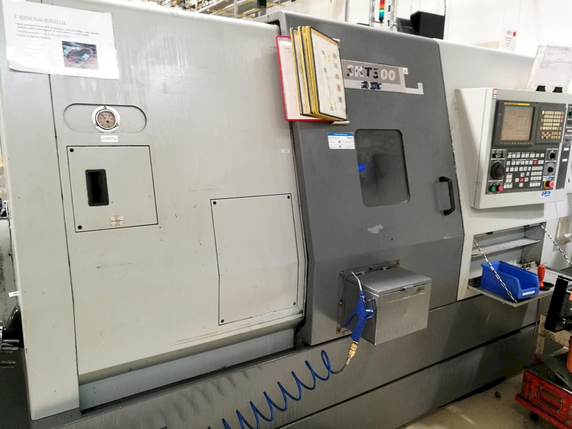 Frontansicht der Hyundai Kia SKT 300 Maschine