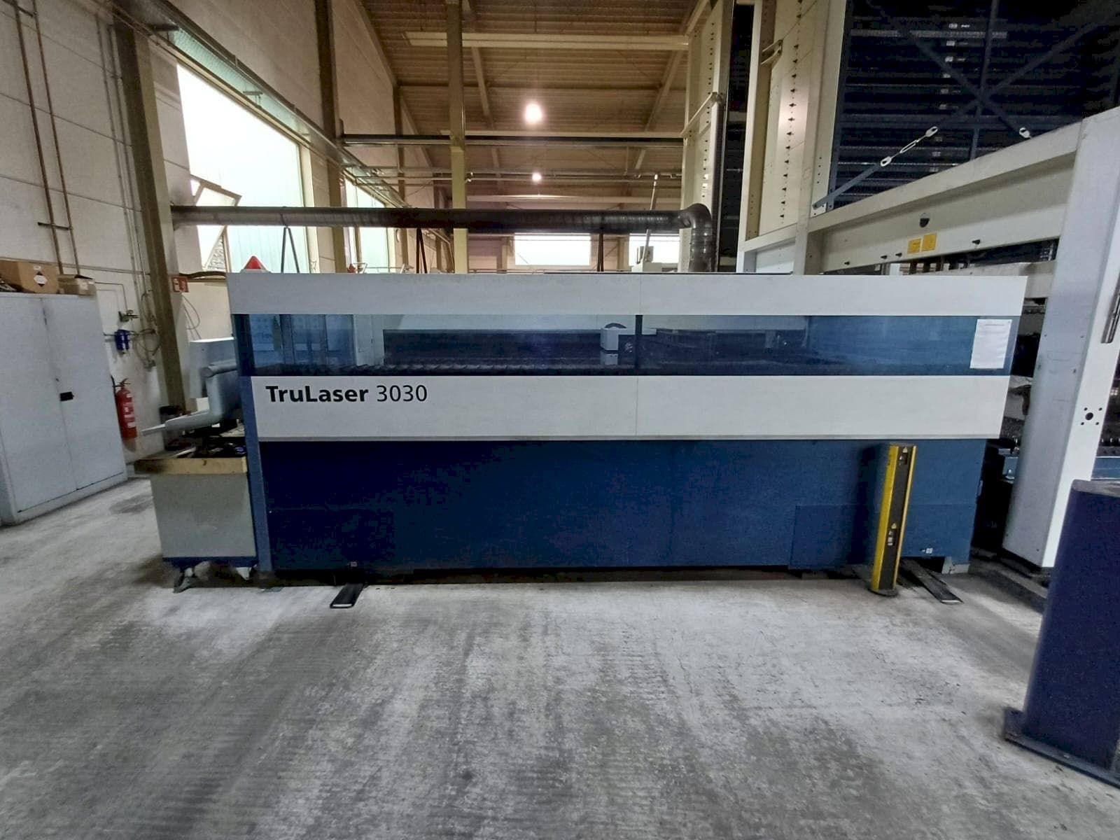 Frontansicht der TRUMPF TruLaser 3030 Maschine