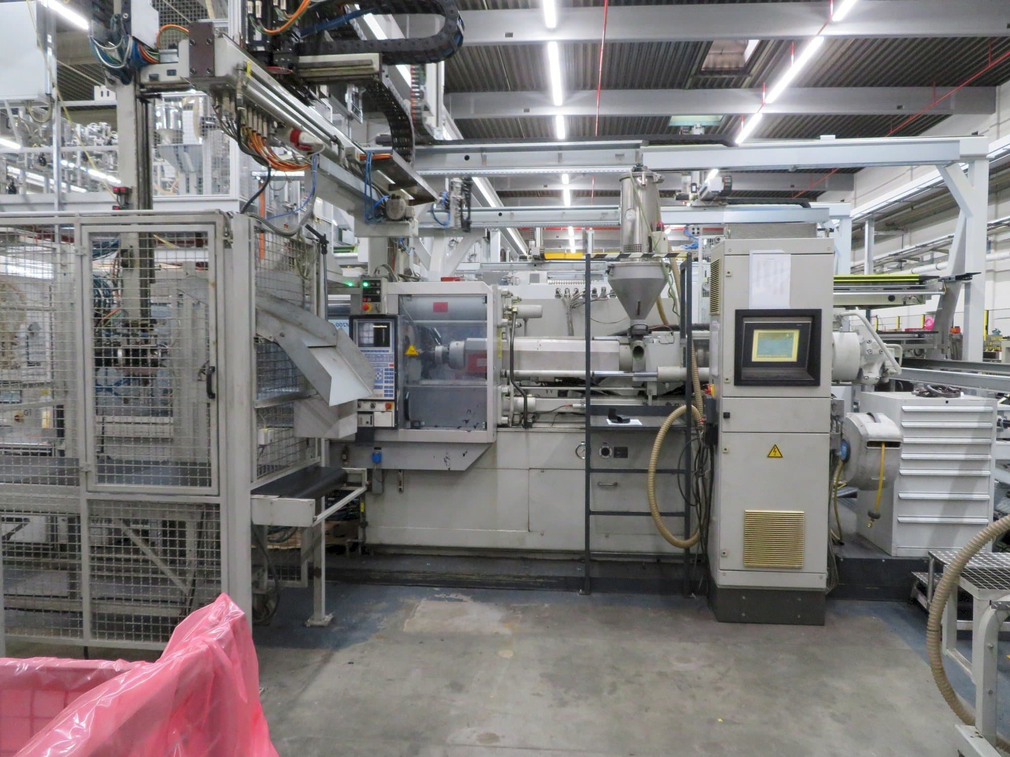 Frontansicht der Krauss Maffei 200-1400 C2 Maschine