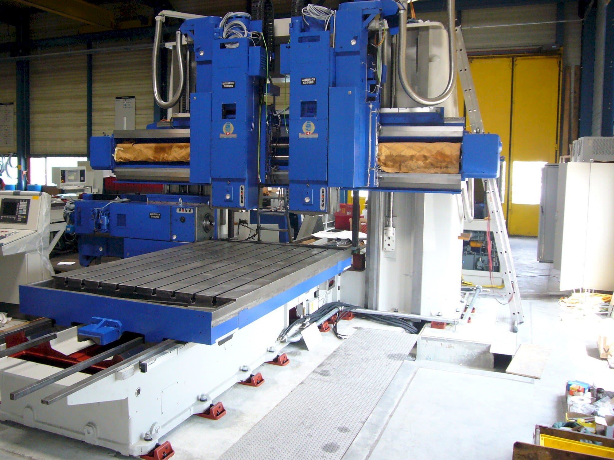 Frontansicht der Waldrich Coburg Maschine