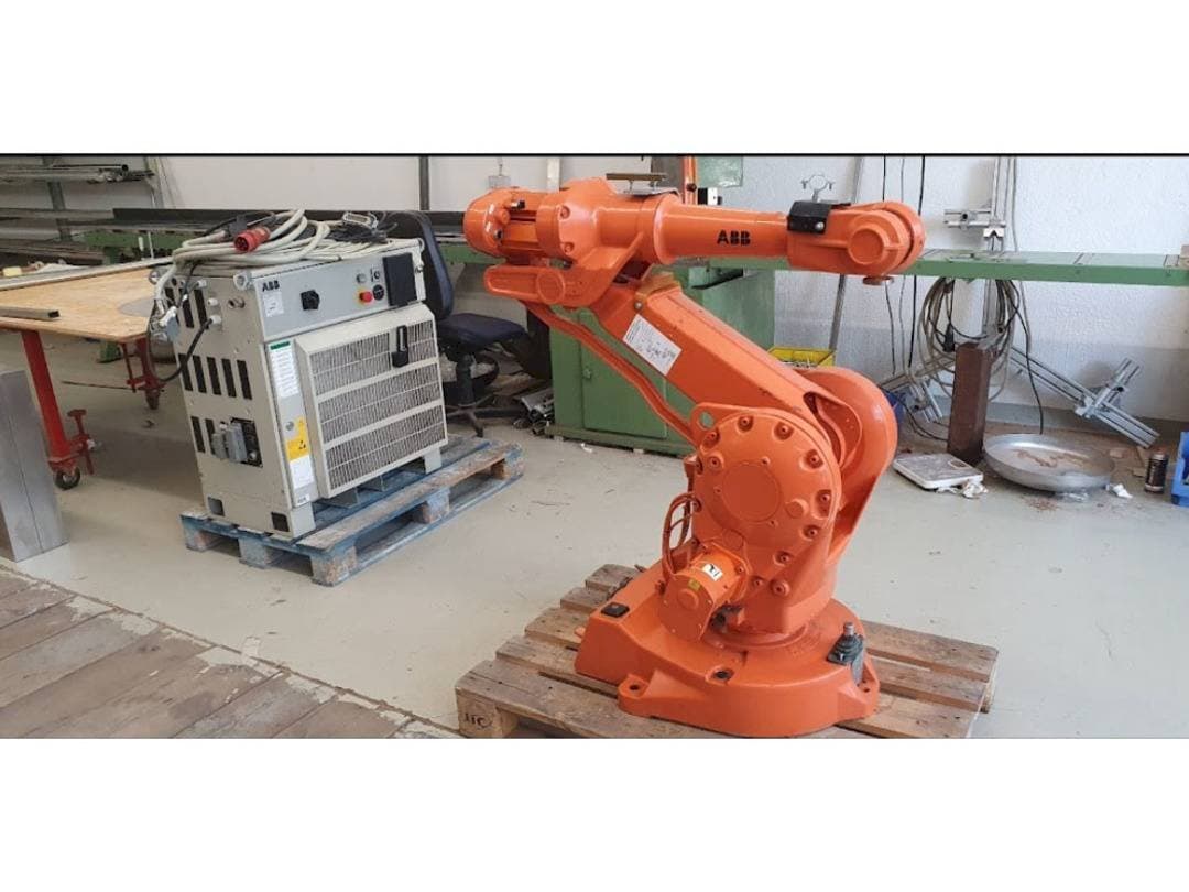 Frontansicht der ABB IRB 2400 M2000 Maschine