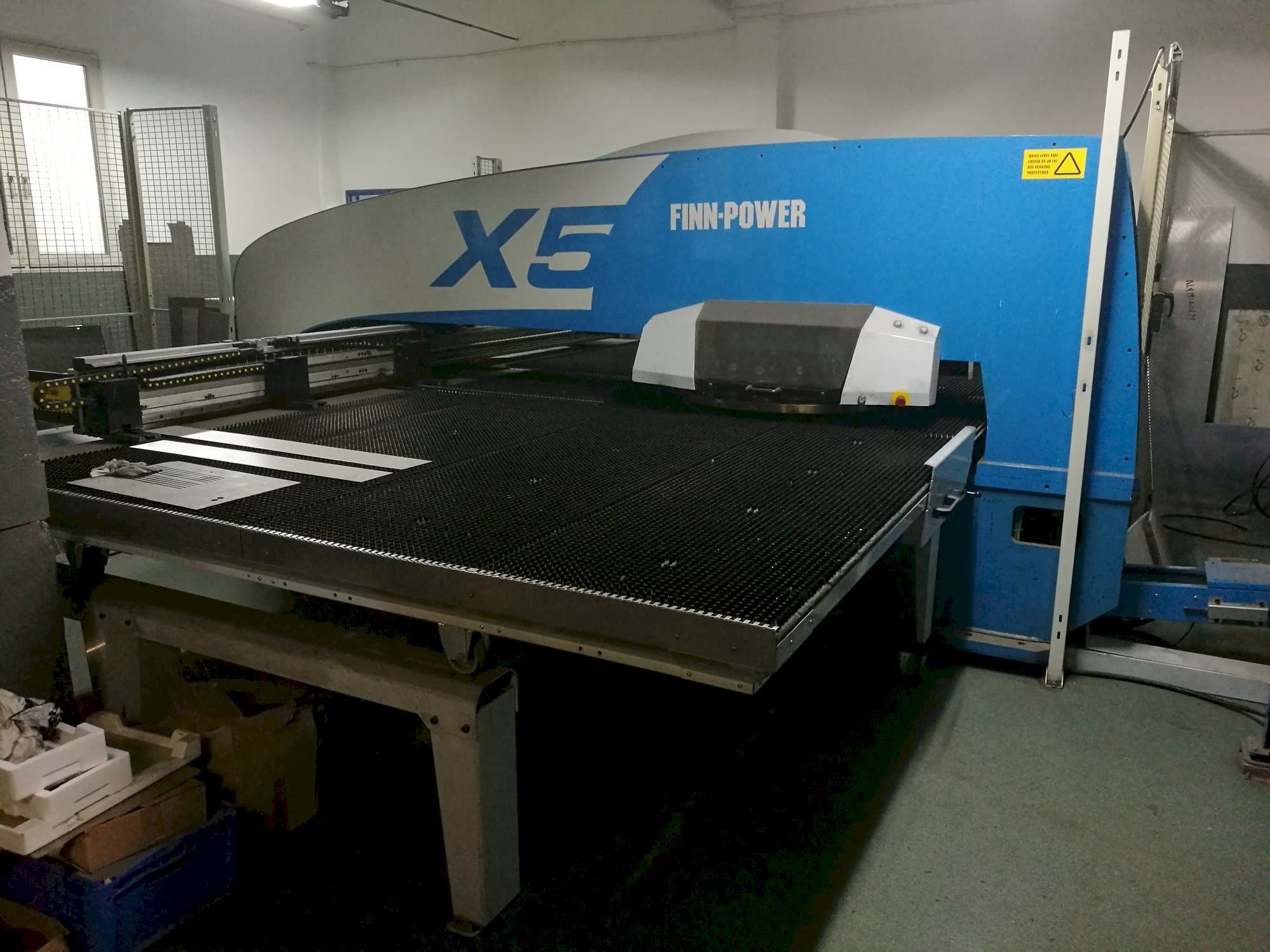 Linke Seitenansicht der Finn-Power X5 12 06  Maschine