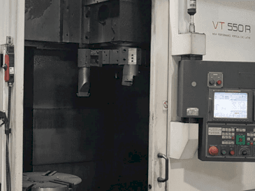Frontansicht der HWACHEON VT550R Maschine