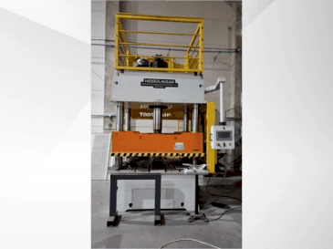 Frontansicht der HIDROLIKSAN PH4C 200T  Maschine