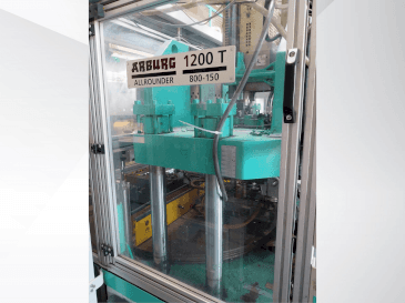 Frontansicht der Arburg Allrounder 1200T 800-150 Maschine