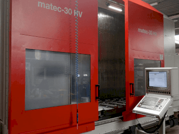 Frontansicht der Matec 30 HV Maschine