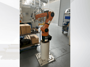 Frontansicht der KUKA KR 6 R900 fivve Maschine