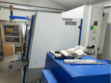 Frontansicht der Scherer - Feinbau CNC244/2  Maschine