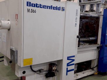 Frontansicht der Battenfeld TM 270 / 2800 Maschine