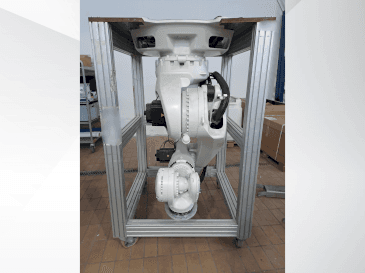 Frontansicht der KUKA KR270 R2700 C ultra MED (2015) Maschine