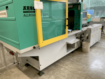 Frontansicht der Arburg Allrounder 520S-1600-400 Maschine
