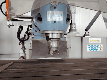 Frontansicht der Bernardo Variomill FU 2000E Servo Maschine
