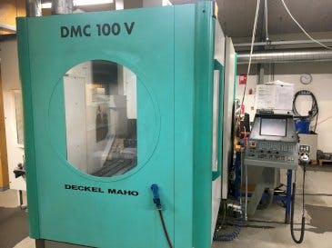 Frontansicht der DECKEL DMC 100V  Maschine