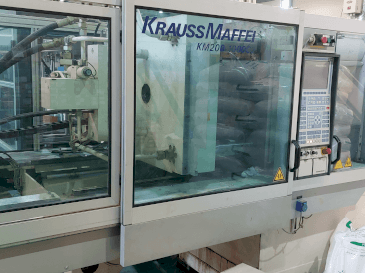 Frontansicht der Krauss Maffei 200-1000 C2 Maschine