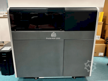 Frontansicht der 3DSYSTEMS projet 2500 plus Maschine