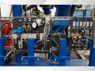 Frontansicht der KUKA KR 100-2 HA 2000 Maschine