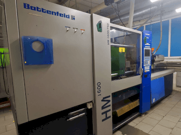 Frontansicht der Battenfeld HM 1600/750  Maschine