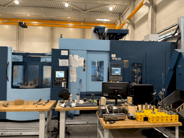 Frontansicht der Matsuura MAM72-70V Maschine
