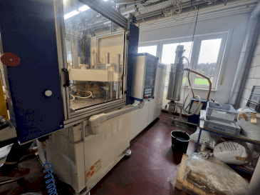 Frontansicht der Battenfeld Vertical R60 125H  (2002)  Maschine