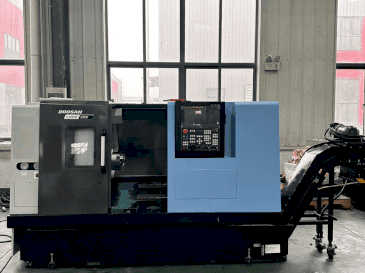 Frontansicht der DOOSAN Lynx 235II  Maschine