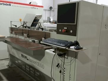 Frontansicht der OMAL Insert 1300 Maschine