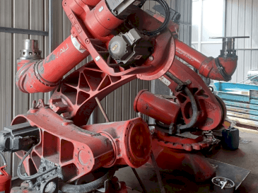 Frontansicht der COMAU C4G RCC3 Maschine