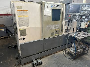 Frontansicht der Okuma LB 3000EX  Maschine