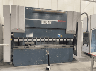 Frontansicht der Durma AD-S 30135 Maschine