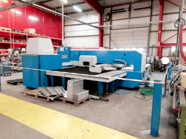 Frontansicht der Finn-Power F5-20 SB/AM Maschine