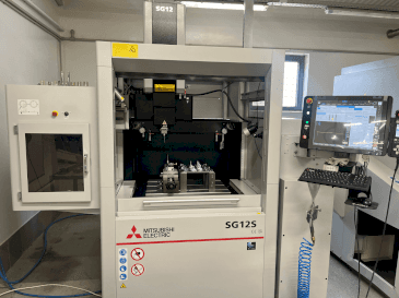 Frontansicht der Mitsubishi SG12S Maschine