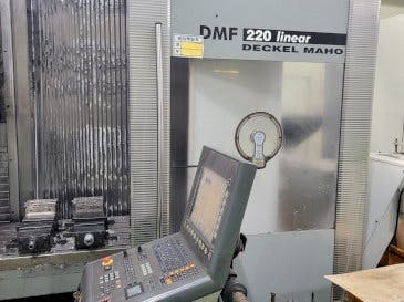 Frontansicht der DECKEL MAHO DMF 220 Linear  Maschine