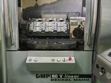 Frontansicht der DECKEL MAHO DMP 60 V linear Maschine