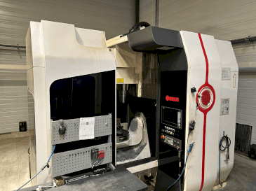 Frontansicht der Huron UMILL 6  Maschine