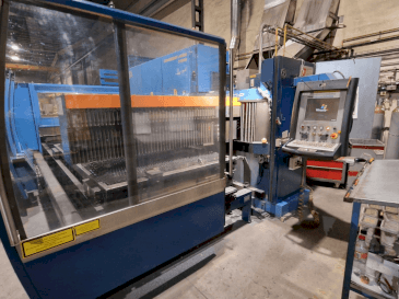 Frontansicht der Prima Industrie PLATINO 1530 Maschine