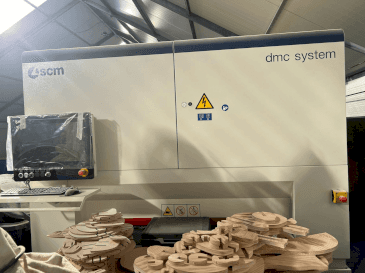 Frontansicht der SCM DMC SYSTEM Maschine
