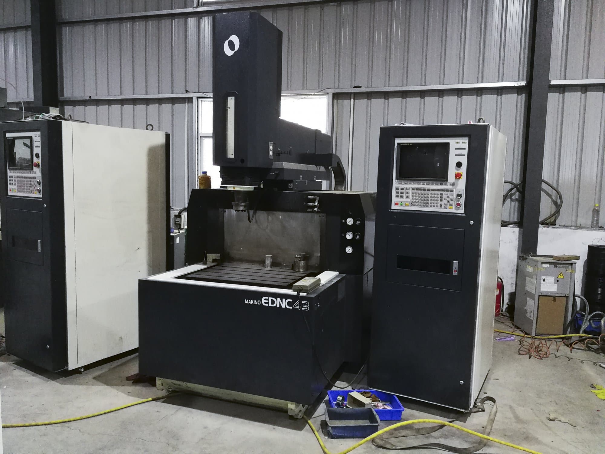 Frontansicht der Makino EDNC43 Maschine