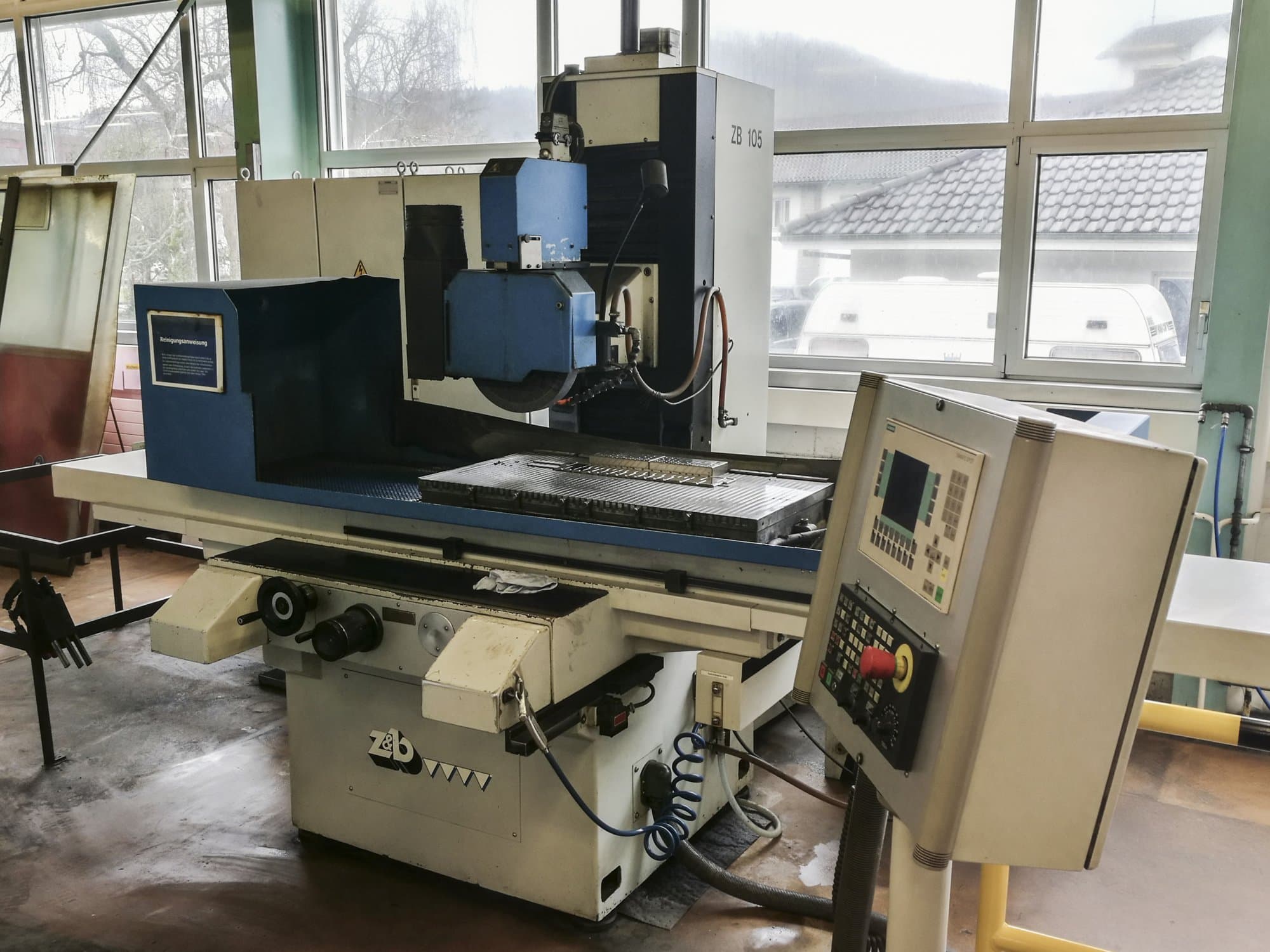 Frontansicht der ZIERSCH & BALTRUSCH NC-SUPERPLUS ZB 105 Maschine