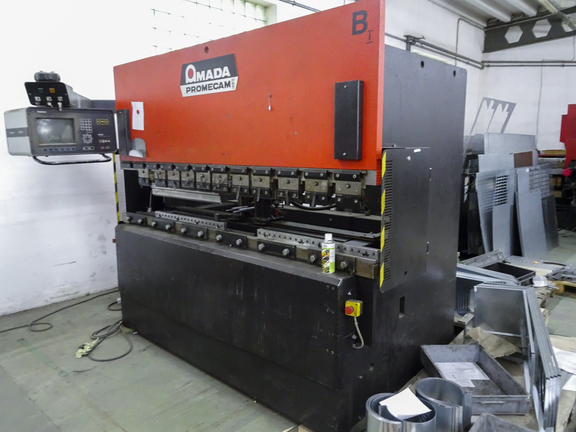 Rechte Ansicht der AMADA ITPS 80-25 Maschine
