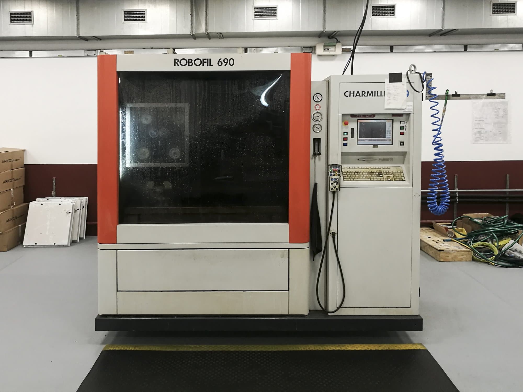 Vorderansicht der CHARMILLES ROBOFIL 690 Maschine