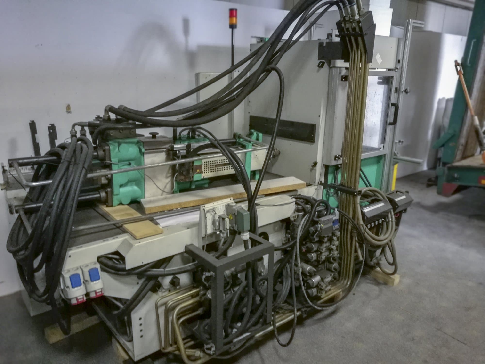 Frontansicht der Arburg 420C 800-250 Maschine