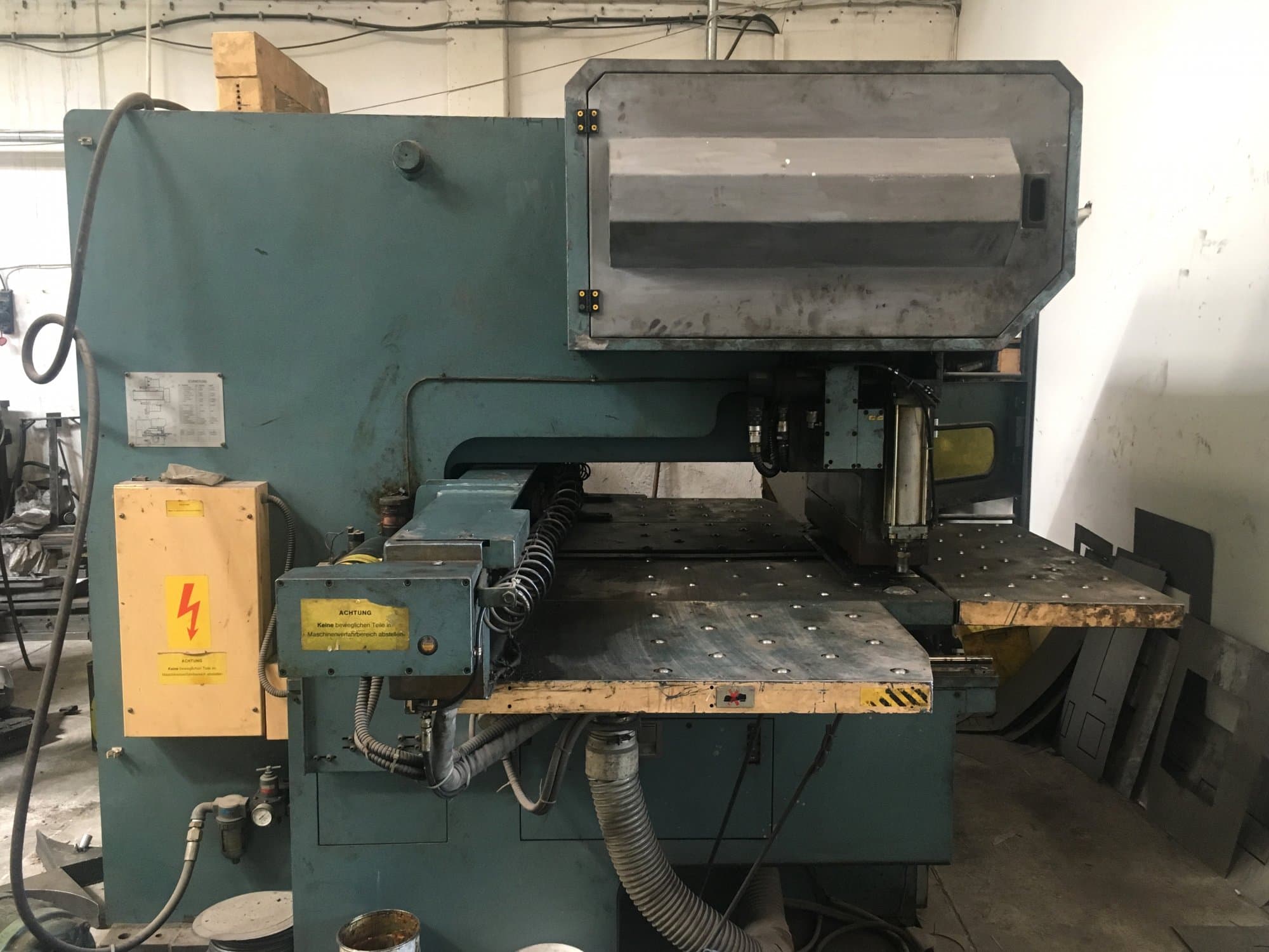 Frontansicht der AMADA OCTO-334 Maschine