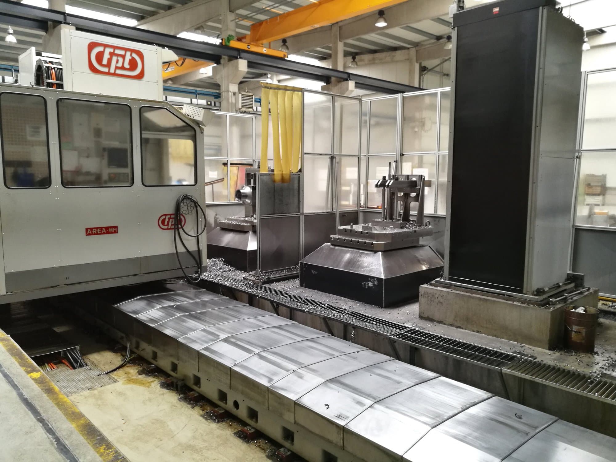 Linke Ansicht der FPT AREA M Maschine