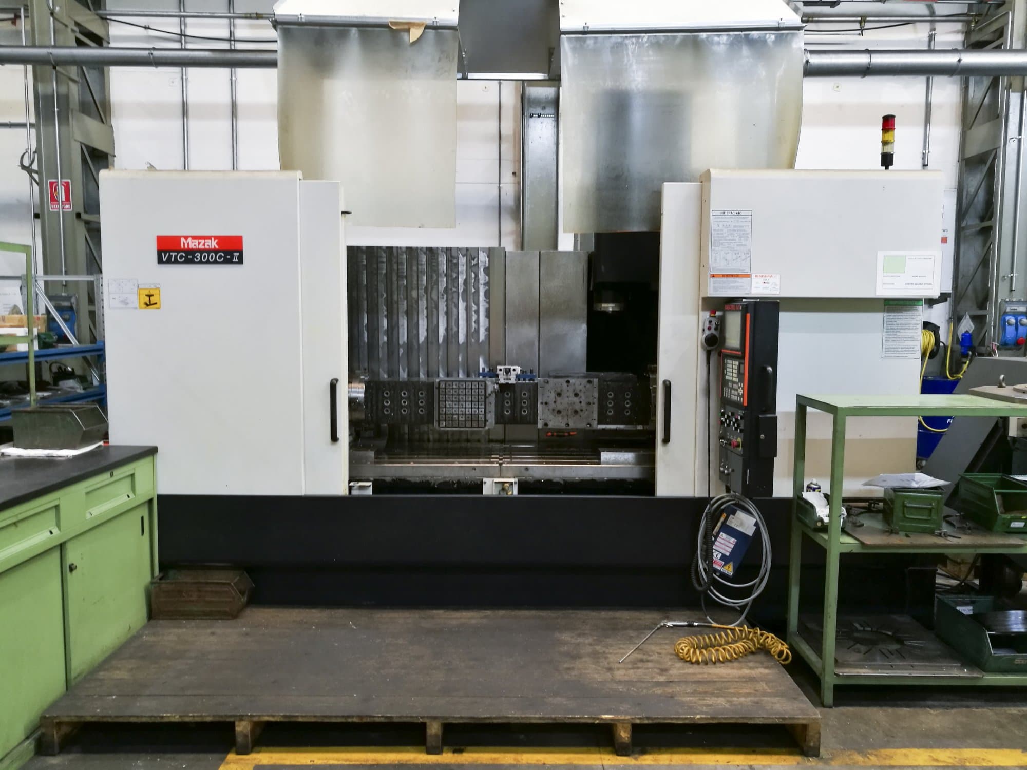 Frontansicht der Mazak VTC-300C Maschine
